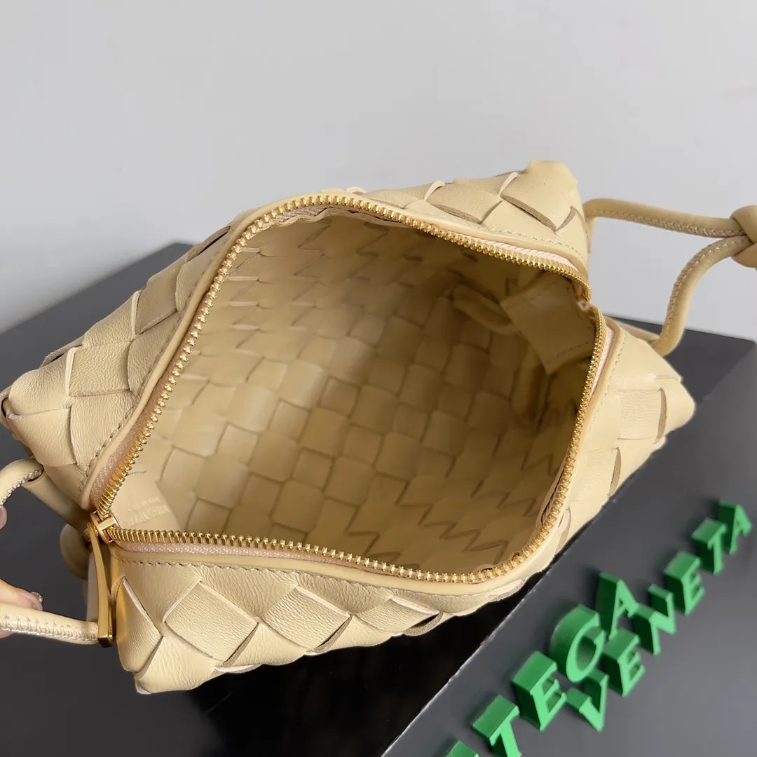 Batch 1560 New version and new color (third generation) 𝗕𝗼𝘁𝘁𝗲𝗴𝗮 𝗩𝗲𝗻𝗲𝘁𝗮———— The latest version of the loop camera bag💥 at the BV King of Cost-Effectiveness counter, large woven texture➕As always, ultra-high-quality lambskin, with zippers and adjustable drawstrings, it is especially suitable for the belly💫It can fit anything, and it is very light in weight. It is suitable for girls of all ages. Size: 17*10*6cm Style number: 723547